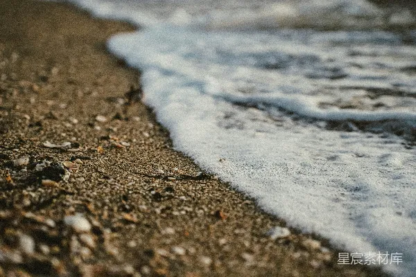 高清摄影 泡沫般的海浪拍打着沙滩。