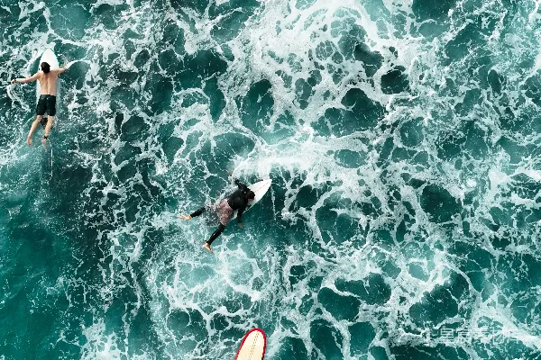 高清摄影 冲浪者在波涛汹涌的海浪上漂浮着