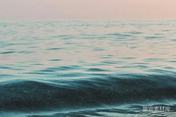 高清摄影 一个男人骑着冲浪板在海浪上冲浪