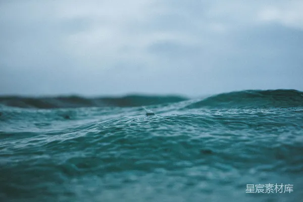 高清摄影 暴风雨、阴云密布的日子的波浪
