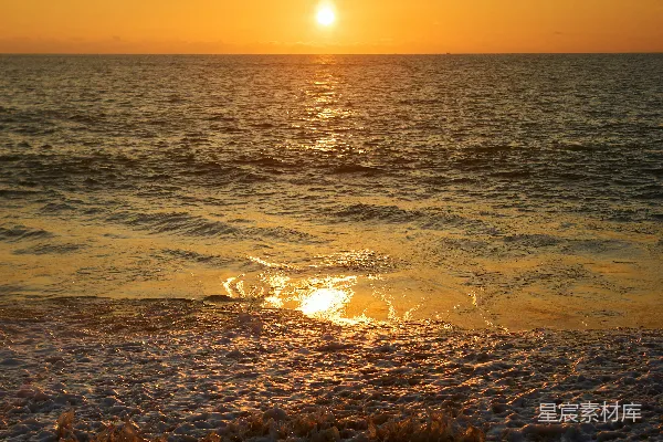高清摄影 金色的夕阳洒在海浪上