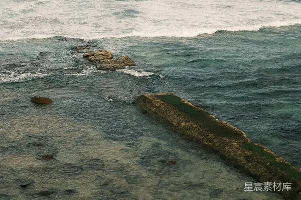 高清摄影 海浪拍打着水下的岩石，清澈的海水。