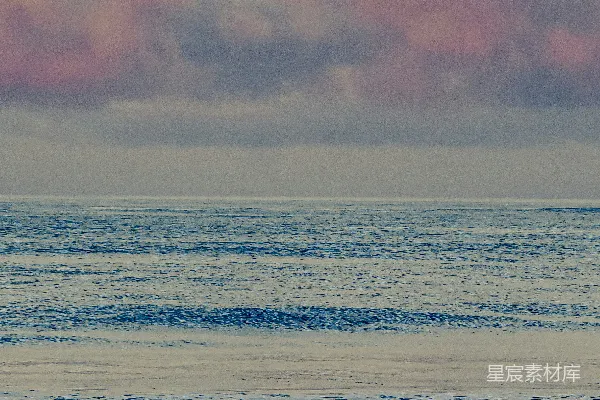 高清摄影 海浪在夕阳下拍打着海岸
