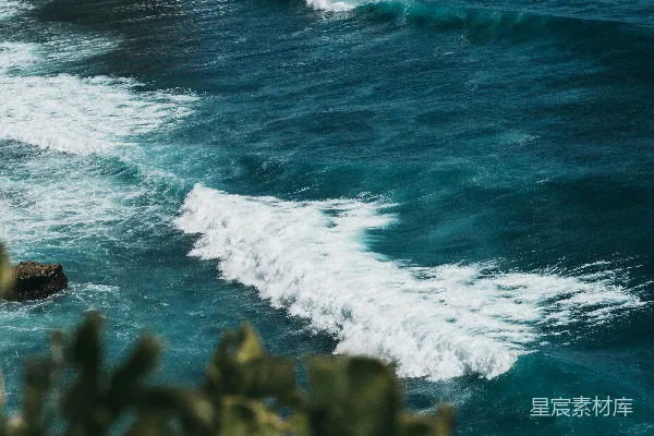 高清摄影 日间海浪拍打海岸的景象