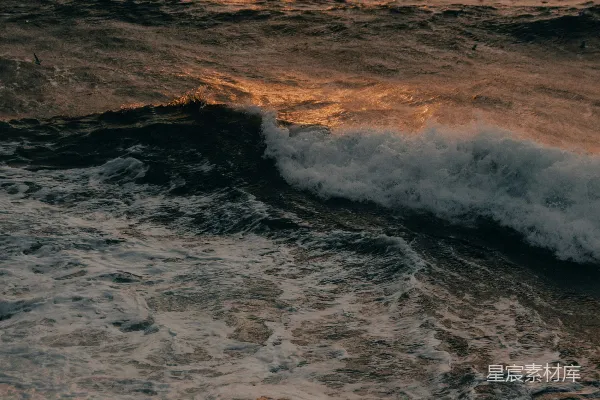 高清摄影 日间，海浪拍打着岩石海岸。