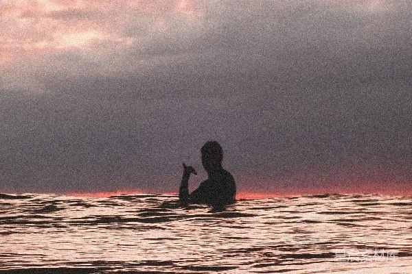 高清摄影 冲浪者剪影，夕阳下在海上冲浪