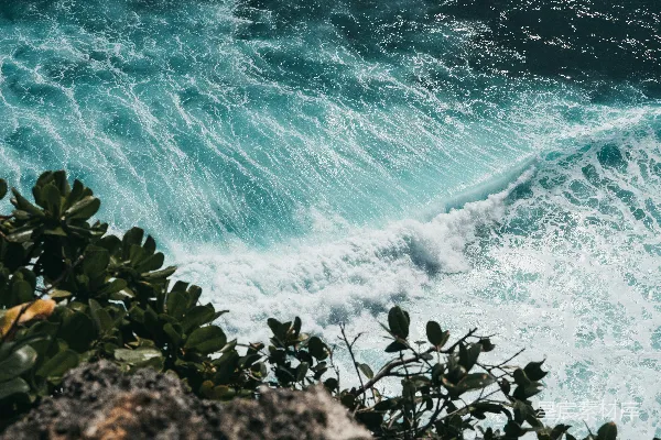 高清摄影 白天，海浪拍打着岩石。