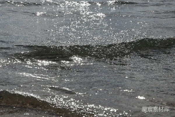 高清摄影 阳光照耀的海浪在水面上闪烁。