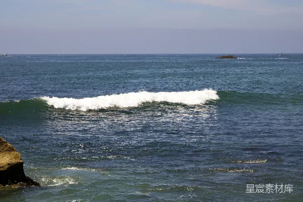 高清摄影 白天海岸的海浪拍打着岸边。