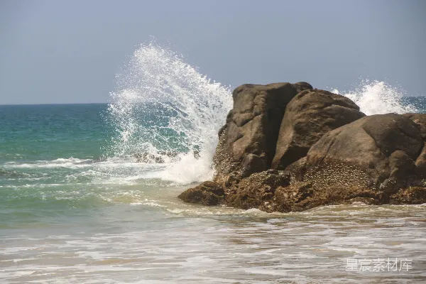 高清摄影 海浪拍打着岩石