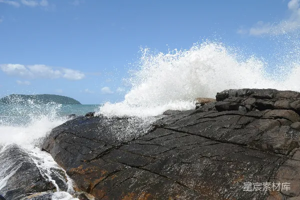 高清摄影 海浪拍打岩石