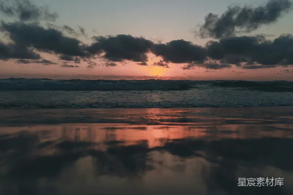 高清摄影 在多云的天空下，夕阳下的水面