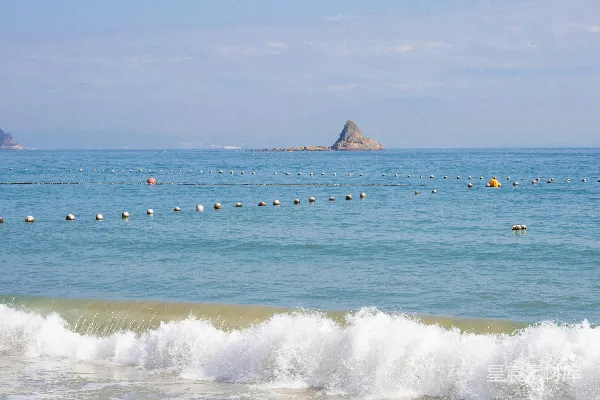 高清摄影 海浪拍打着沙滩，海中漂浮着浮标。