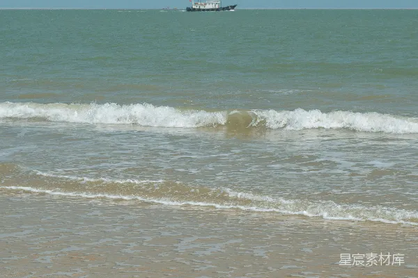 高清摄影 一艘小船在平静的海洋上航行。