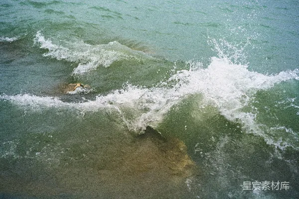高清摄影 海浪拍打着沙滩。