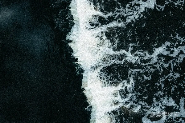 高清摄影 湍急的白色水流在深色岩石上流淌