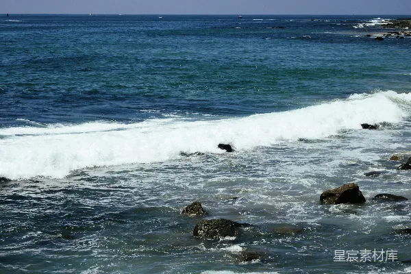 高清摄影 白天的海浪拍打岩石的景象