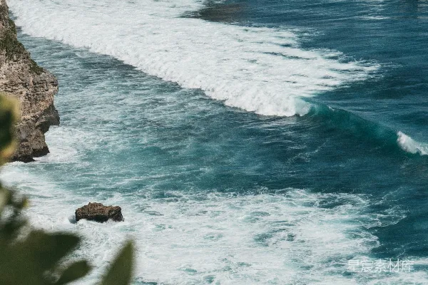 高清摄影 白天，海浪拍打着岩石海岸。