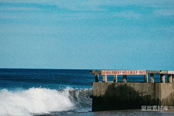 高清摄影 海浪拍打着海滩上的一些建筑物。