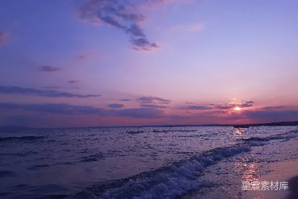 高清摄影 海浪拍打着夕阳下的海岸。
