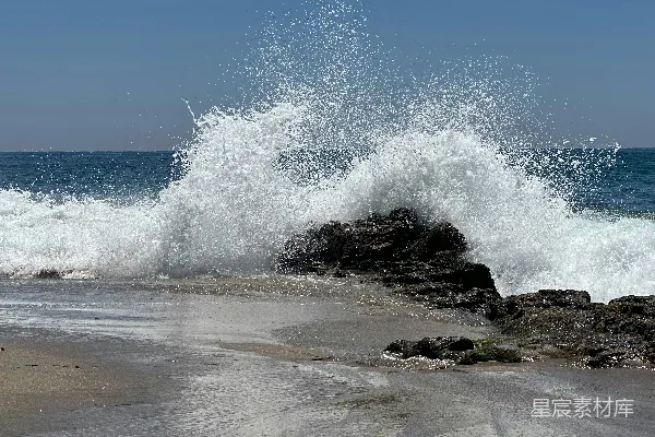 高清摄影 海浪拍打在海滩上的岩石上。