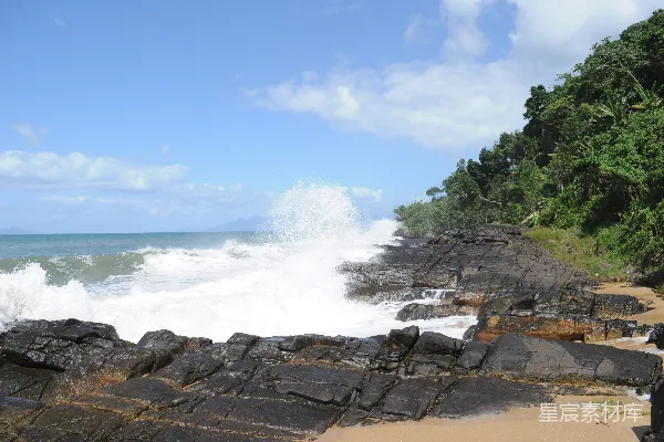 高清摄影 岩石海滩，海浪拍打着岸边