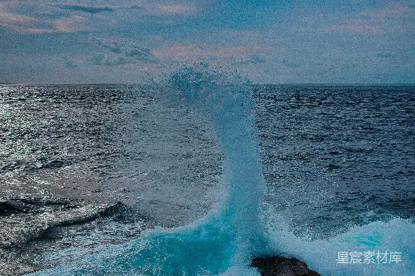 高清摄影 在阴云密布的天空下，海浪拍打着岩石海岸。