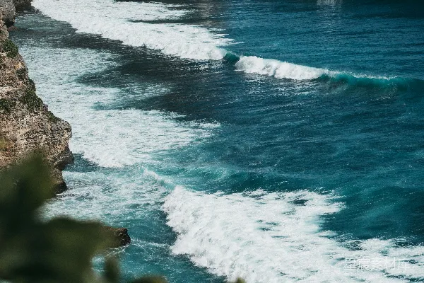 高清摄影 日间海岸上的海浪拍打岸边