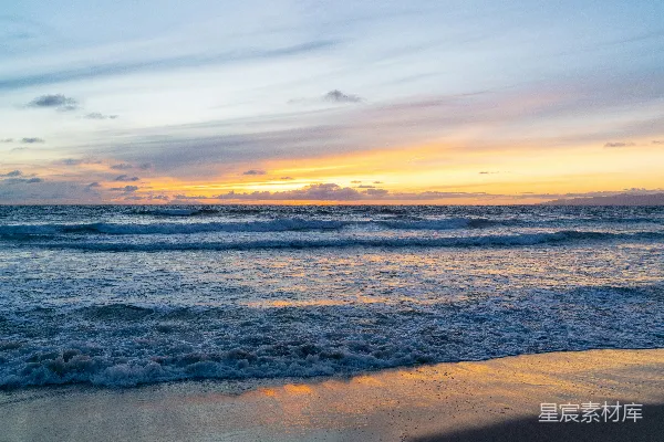 高清摄影 日落时分，海浪拍打着海岸。