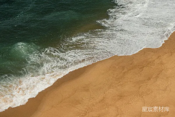 高清摄影 从上方看，海浪拍打着沙滩。