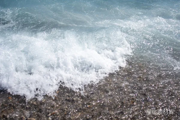 高清摄影 海浪拍打着鹅卵石沙滩。