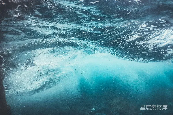 高清摄影 从海洋表面下看水景