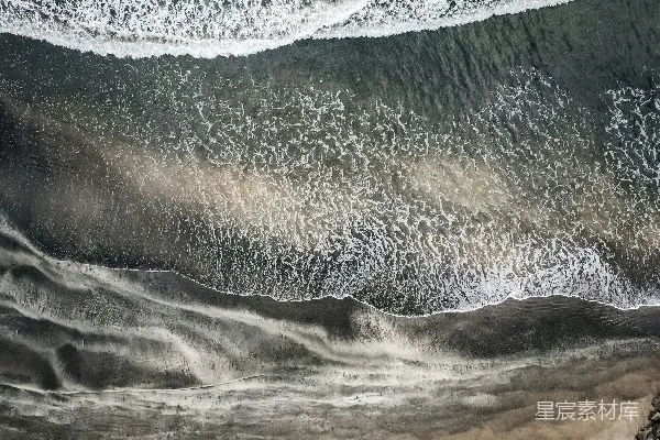 高清摄影 海浪在白天拍打海岸的情景