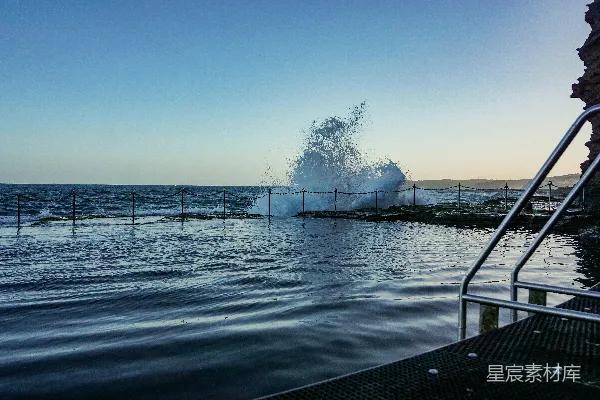 高清摄影 日出时分，海浪拍打着岩石池。