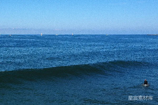 高清摄影 在平静的蓝色海洋上划桨的冲浪者