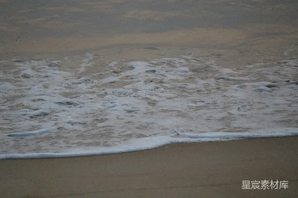 高清摄影 温柔的海浪拍打着沙滩。