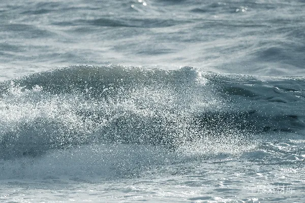 高清摄影 海浪拍打着泡沫翻滚的海水。