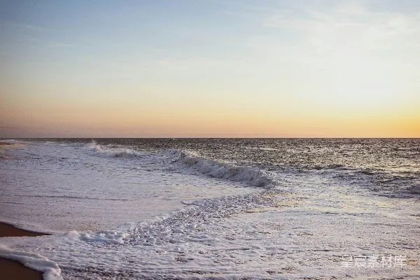 高清摄影 海浪拍打着海岸，夕阳西下。