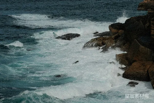 高清摄影 一片宽阔的水域紧邻着岩石海岸。