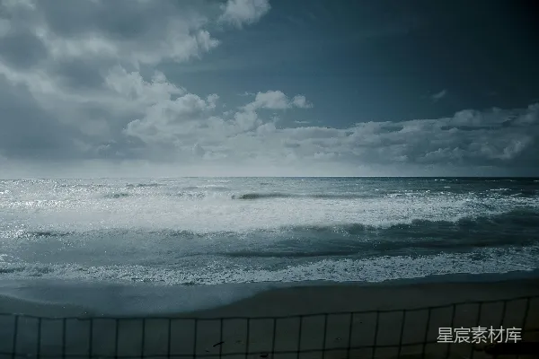 高清摄影 海浪在阴云密布的天空下拍打着。