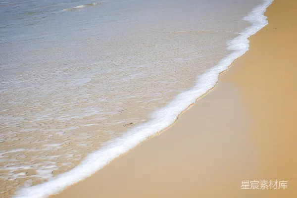 高清摄影 温柔的海浪拍打着沙滩。