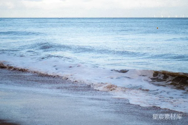 高清摄影 海浪轻轻拍打着沙滩。