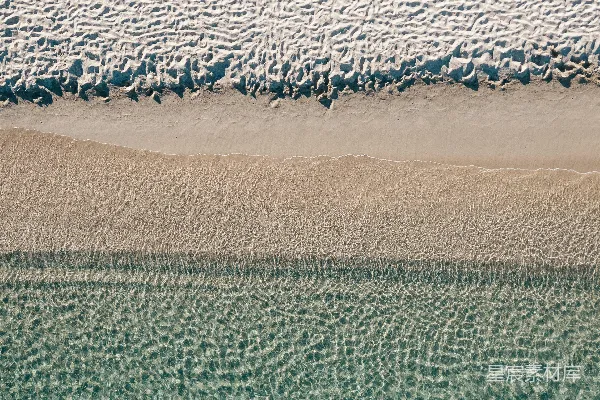高清摄影 航拍视角下的白色沙滩和清澈的天蓝色海水