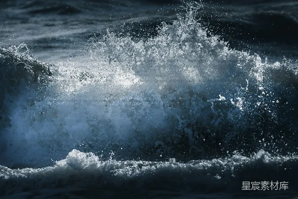 高清摄影 一股强大的海浪拍打在海洋上。