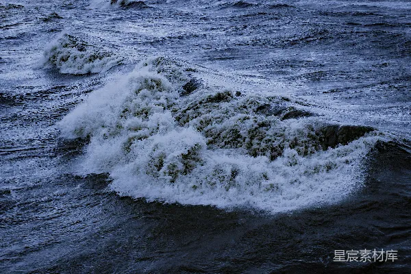 高清摄影 海浪在白天拍打海岸。
