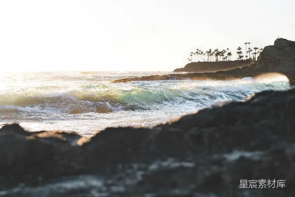 高清摄影 海浪在白天拍打着海岸。