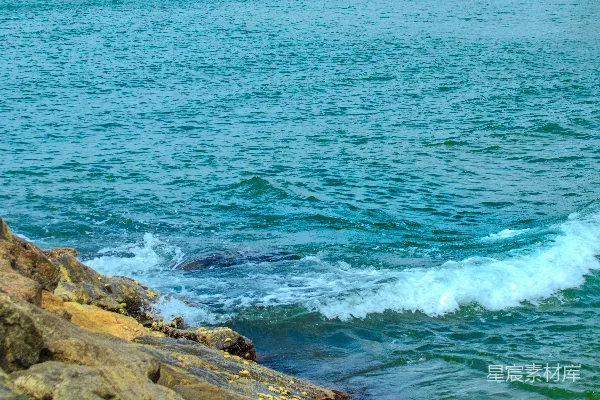 高清摄影 海浪拍打着岩石海岸。