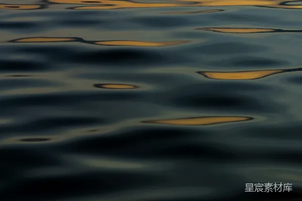 高清摄影 波光粼粼的水面反射着金色的夕阳光芒。