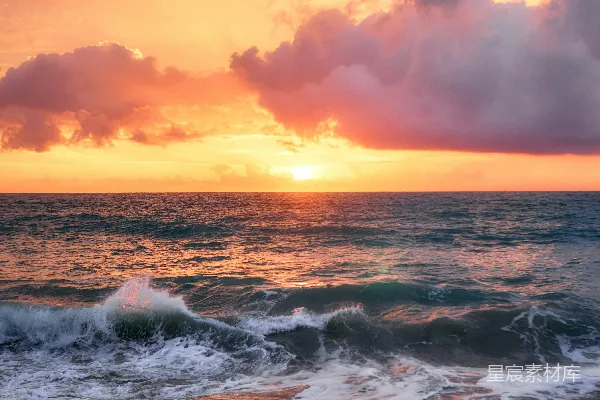高清摄影 波涛汹涌的大海上的壮观日落，海浪翻滚。