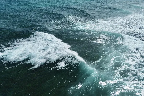 高清摄影 碧蓝的海浪拍打着沙质海岸。